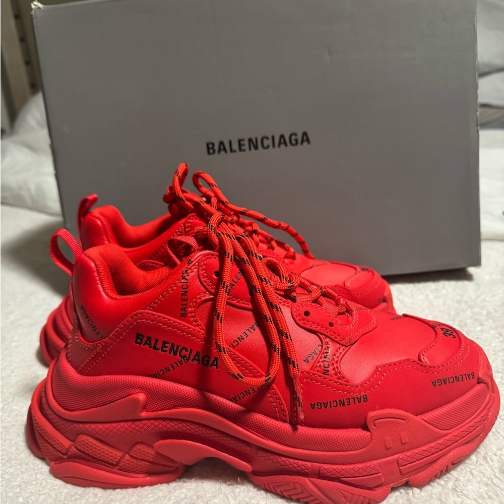 Balenciaga Triple S Sneaker

Size 39
Includes: box, dust bag & extra shoe laces.